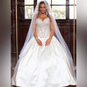 Allure bridal ivory sparkly bridal gown couture wedding dress C240 

SIZE 10